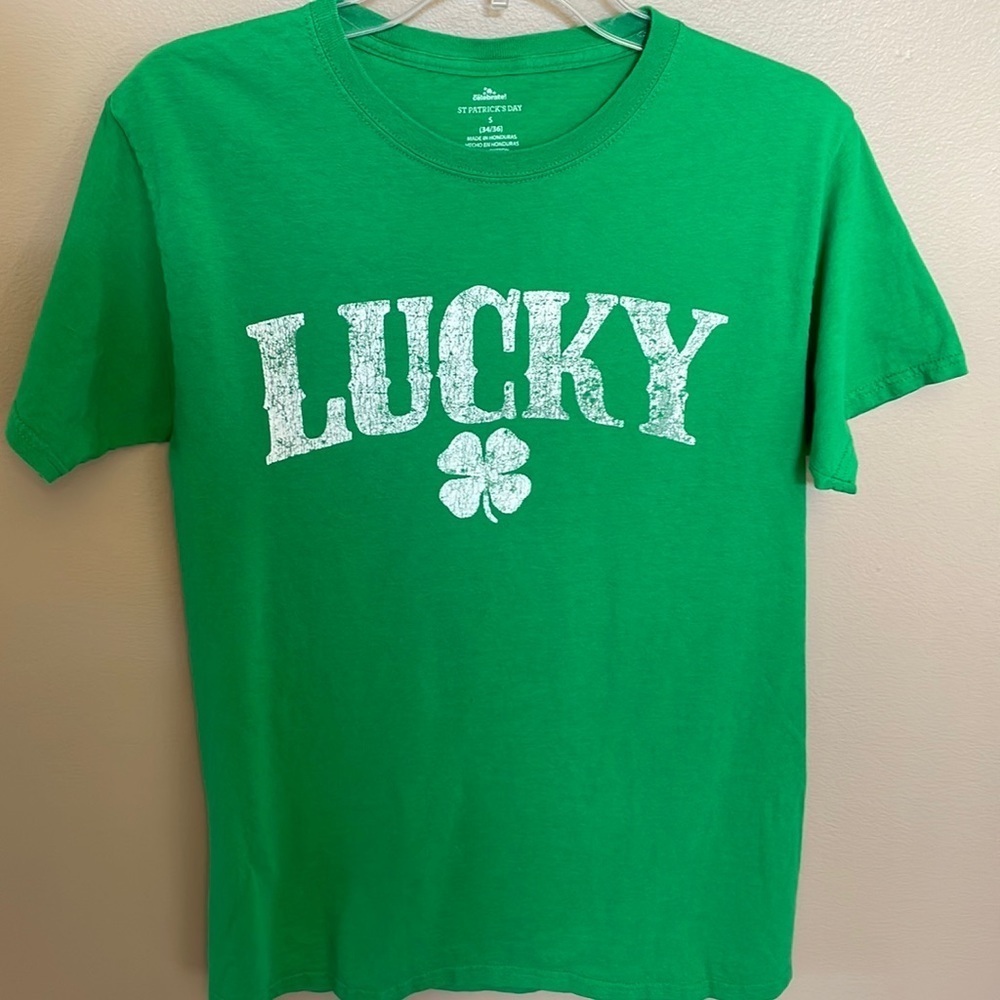LUCKY  Irish St Patrick’s Day 
green shamrock tee shirt unisex  destress size S
